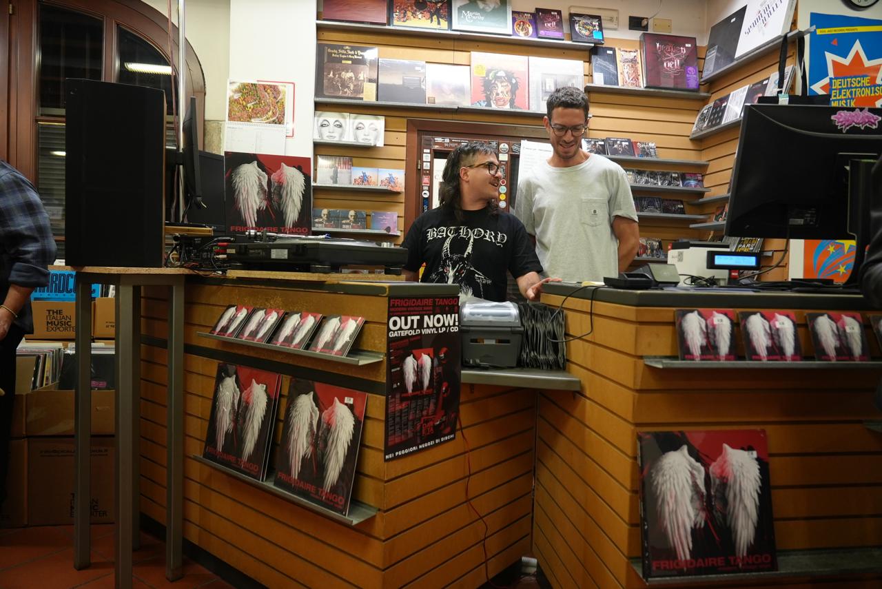 Il bancone del Pick Up Records con il nuovo album dei Frigidaire Tango in esposizione